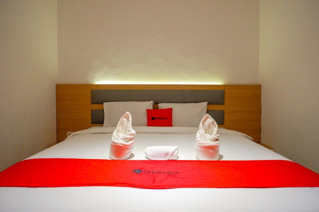Reddoorz Plus @ Losari Makassar Buitenkant foto