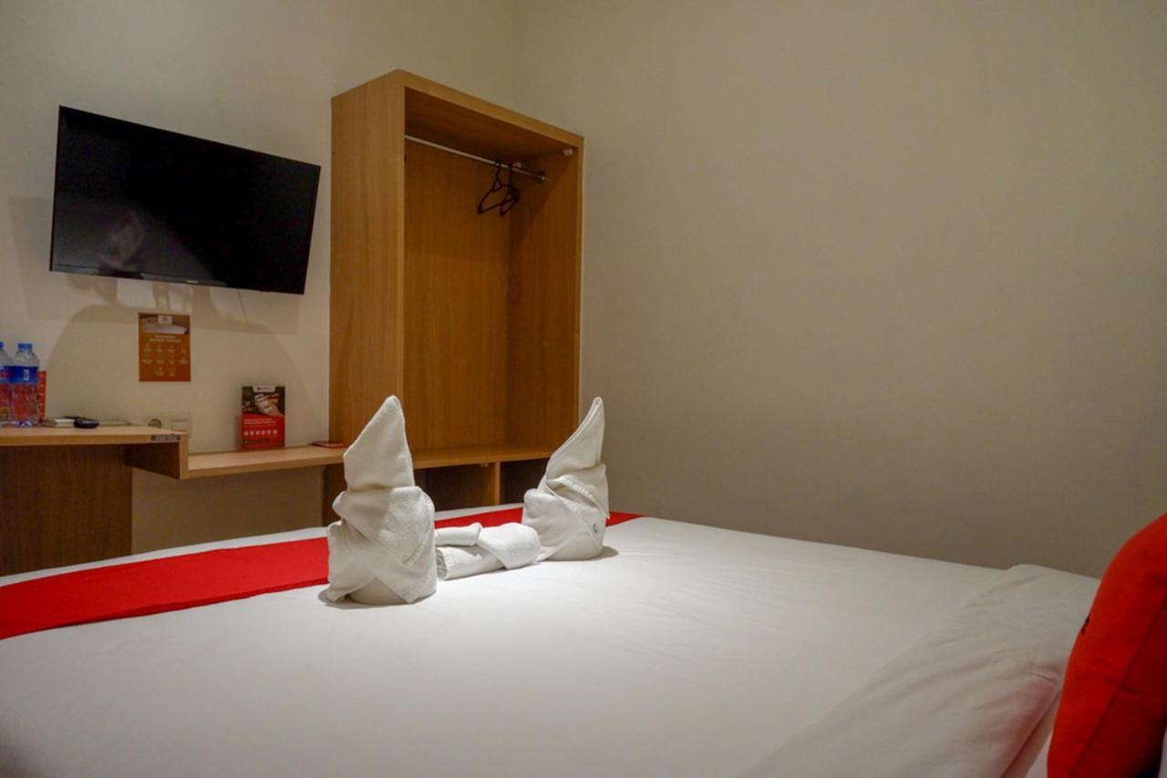 Reddoorz Plus @ Losari Makassar Buitenkant foto
