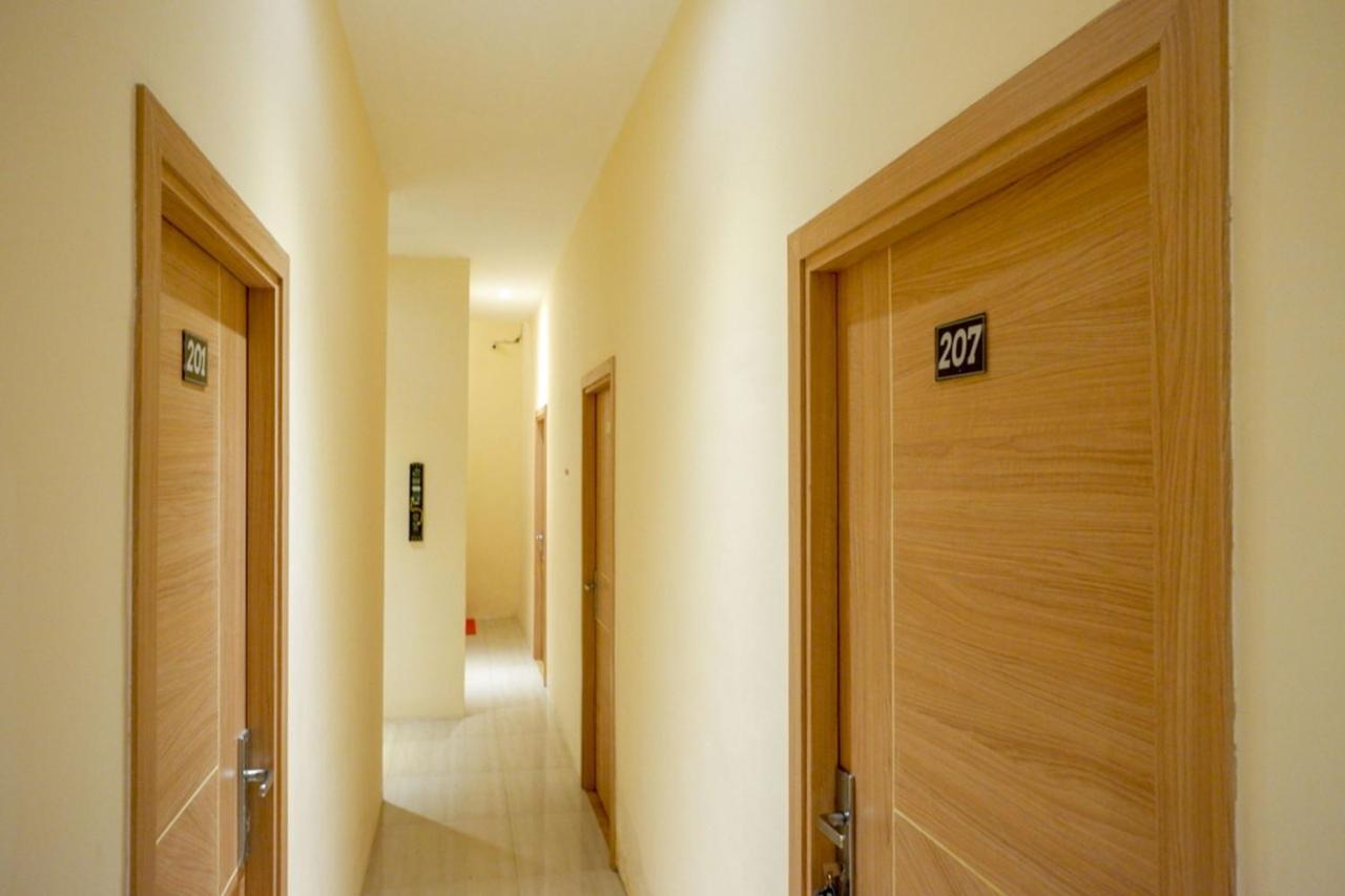 Reddoorz Plus @ Losari Makassar Buitenkant foto