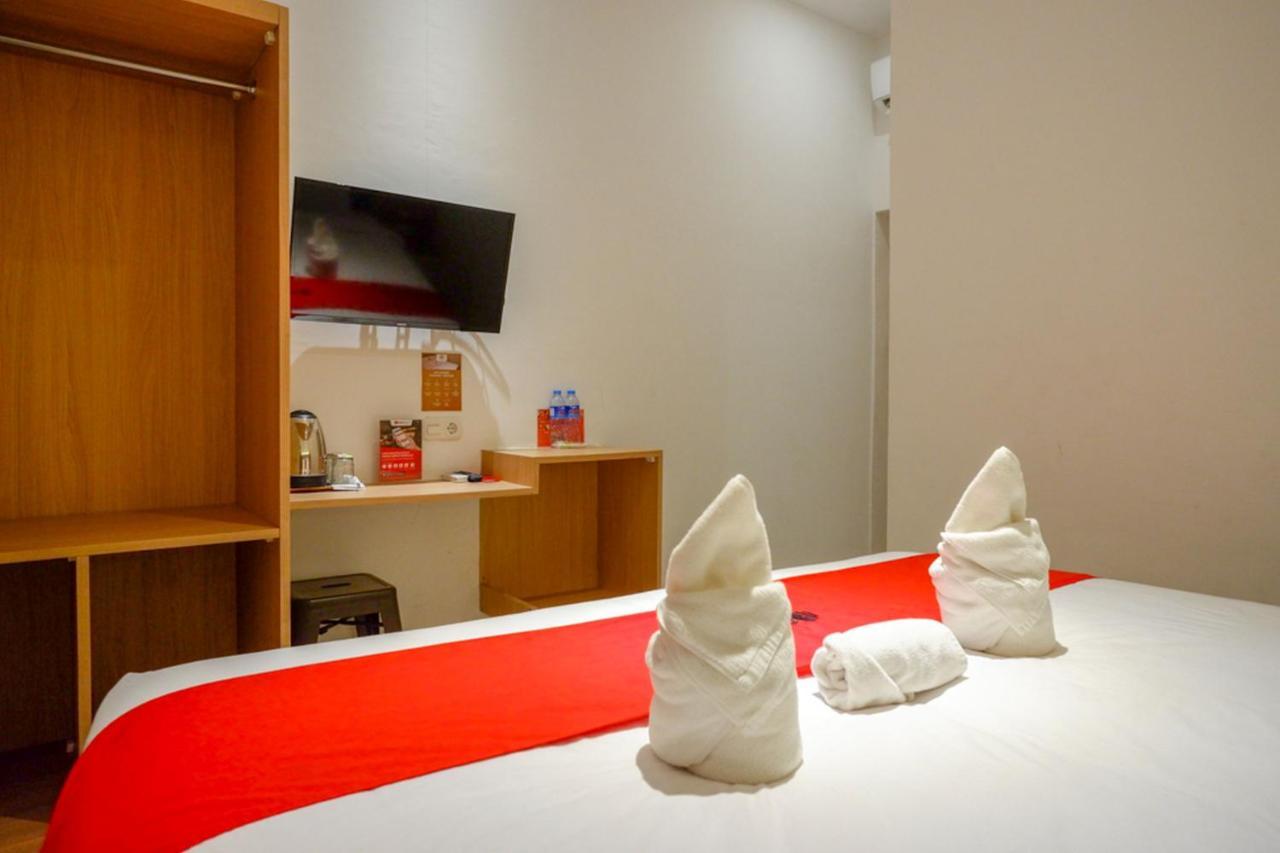 Reddoorz Plus @ Losari Makassar Buitenkant foto