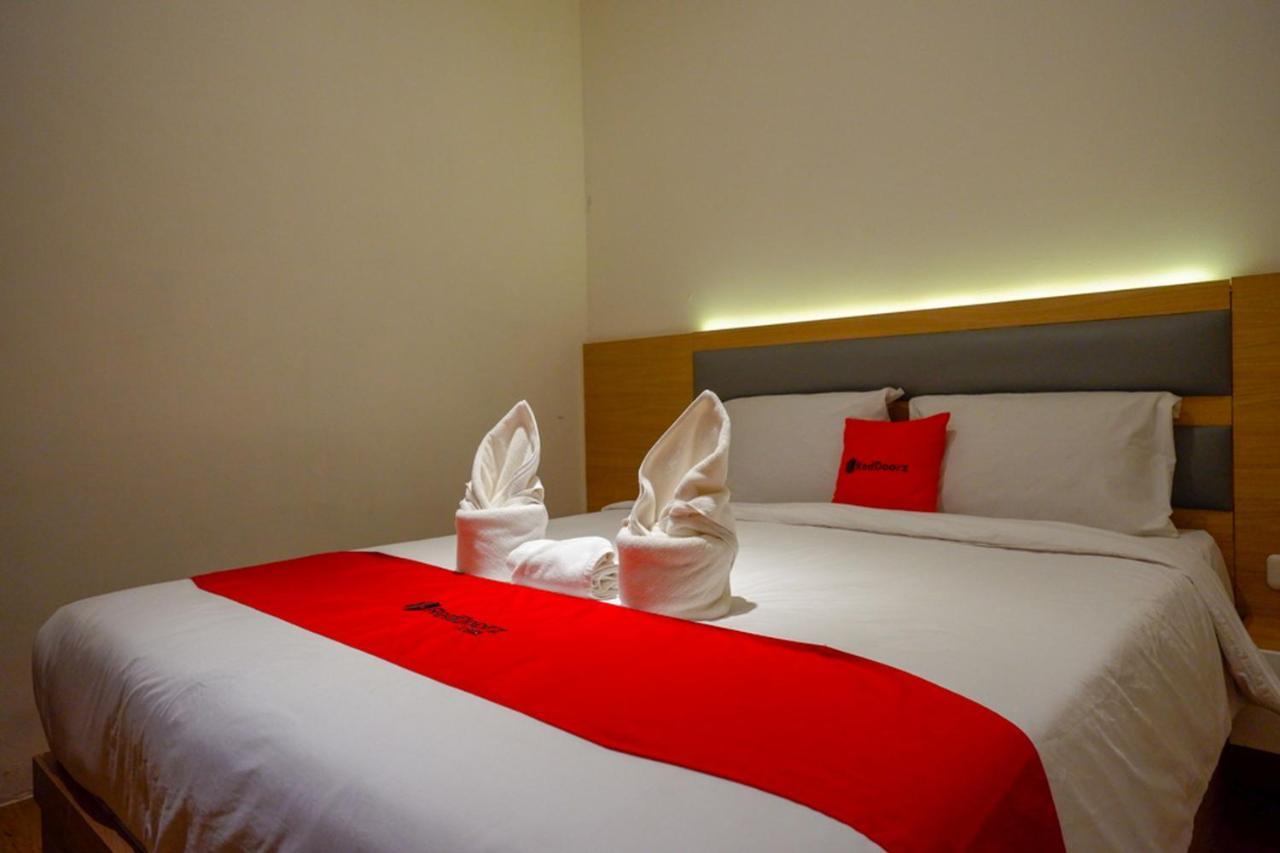 Reddoorz Plus @ Losari Makassar Buitenkant foto