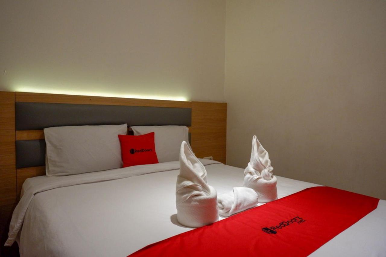 Reddoorz Plus @ Losari Makassar Buitenkant foto