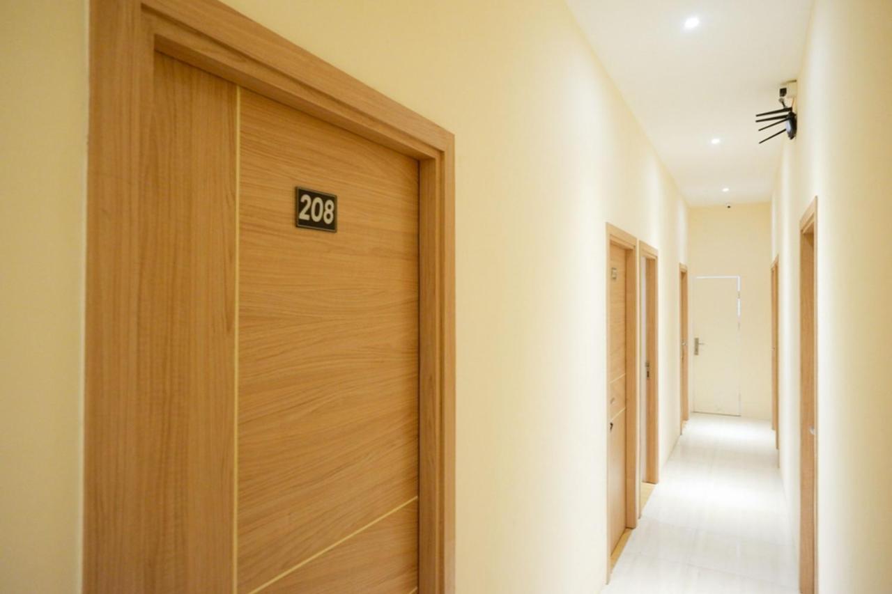 Reddoorz Plus @ Losari Makassar Buitenkant foto
