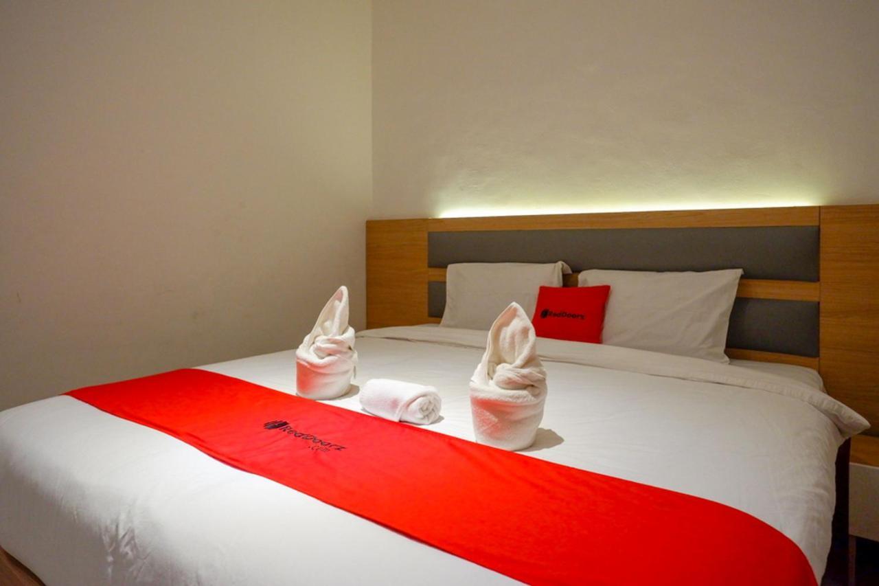 Reddoorz Plus @ Losari Makassar Buitenkant foto