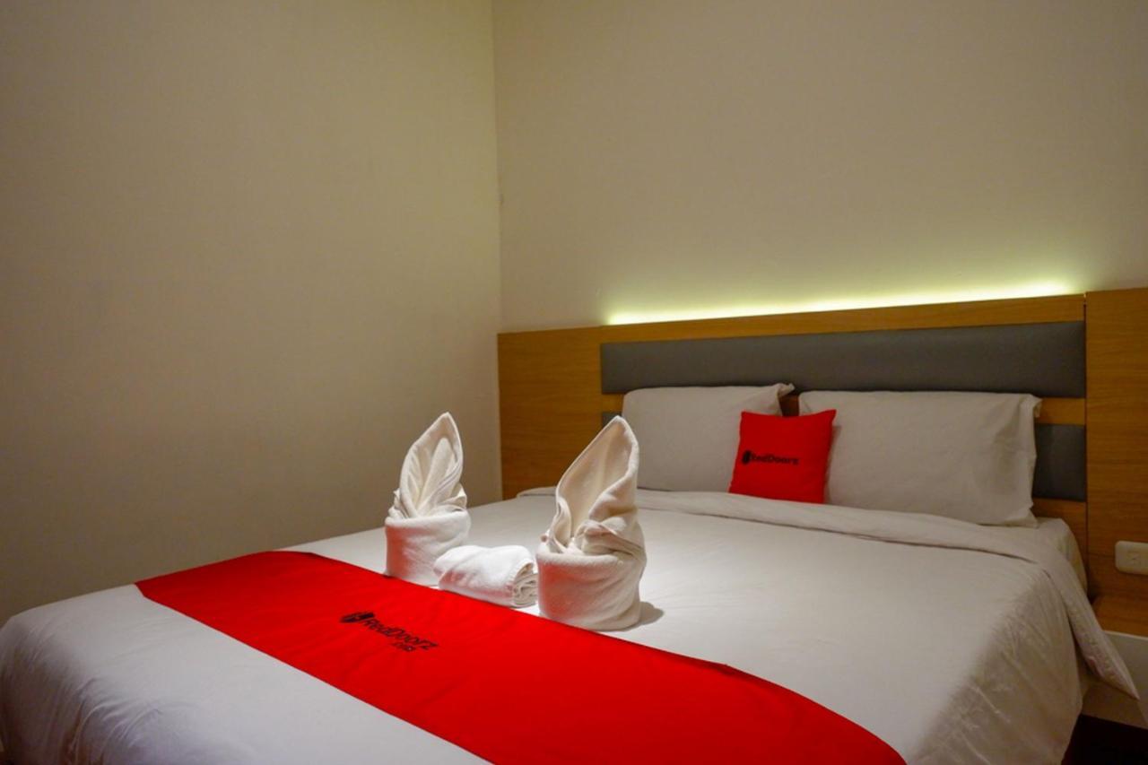 Reddoorz Plus @ Losari Makassar Buitenkant foto