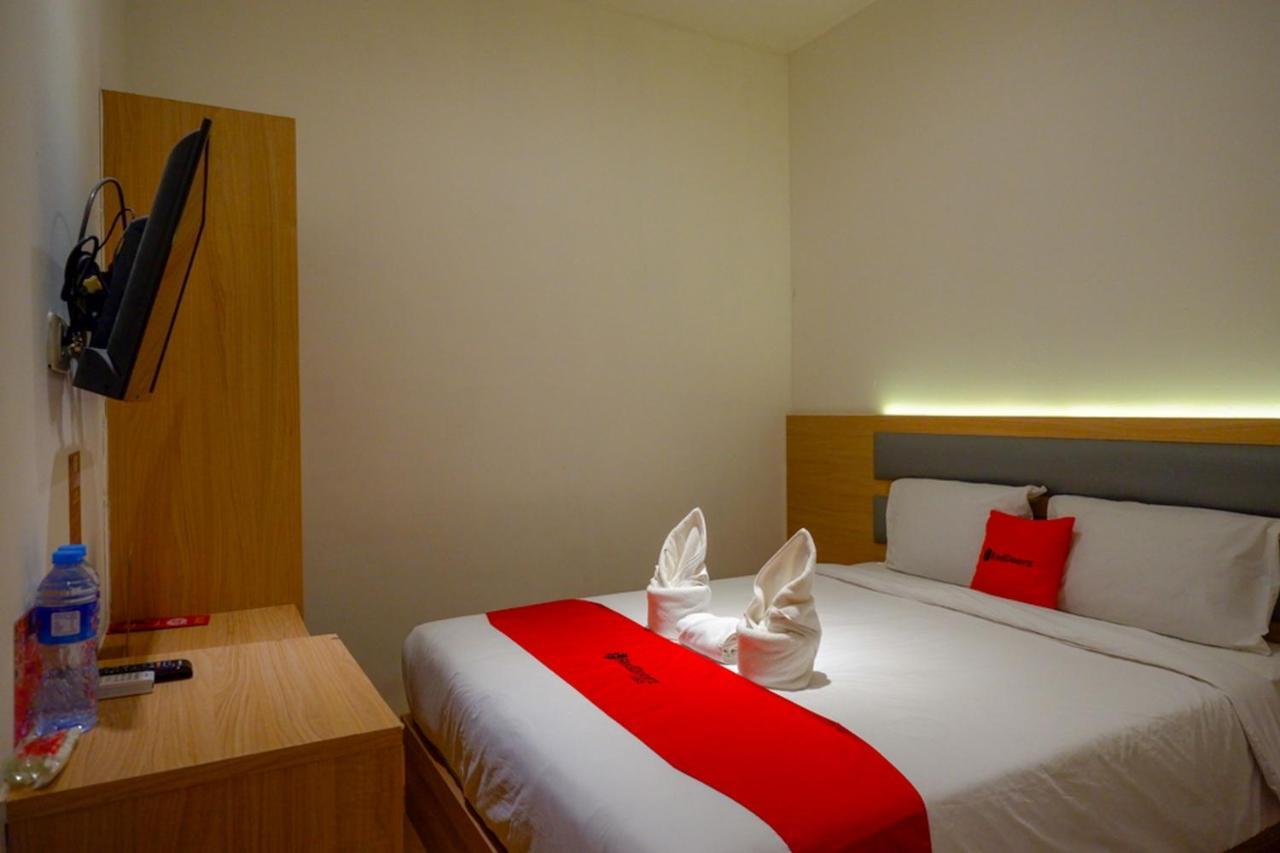 Reddoorz Plus @ Losari Makassar Buitenkant foto